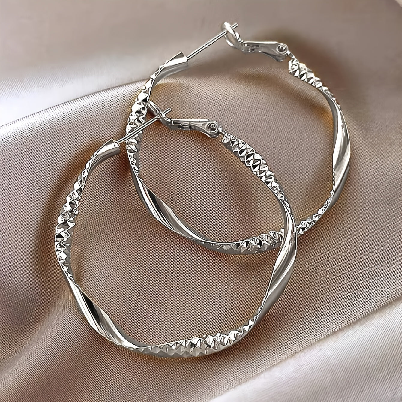 Twisted Circle Design Hoop Earrings - Elegant Iron Jewelry with Delicate Details for Women's Daily Casual Leisure Style - Perfect for Any Occasion