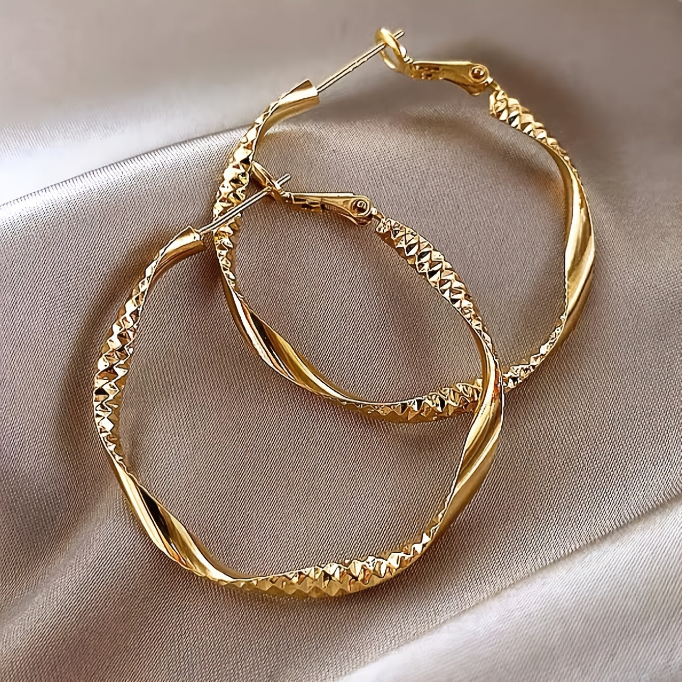 Twisted Circle Design Hoop Earrings - Elegant Iron Jewelry with Delicate Details for Women's Daily Casual Leisure Style - Perfect for Any Occasion