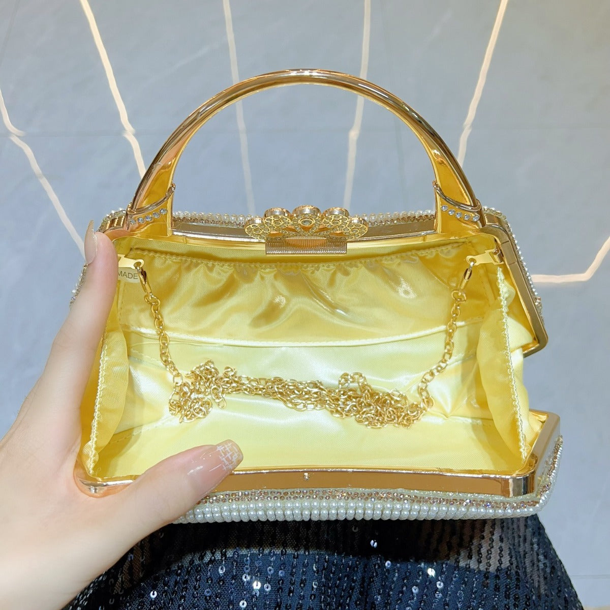 New New pearl bag, flower diamond-encrusted hand bag, high-end banquet handbag, one-shoulder messenger dinner bag.