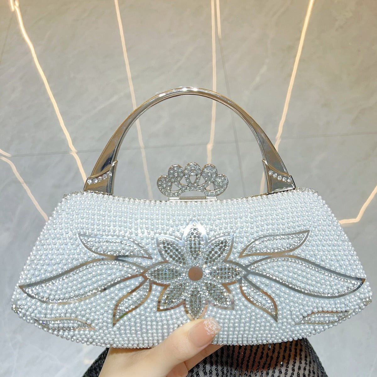 New New pearl bag, flower diamond-encrusted hand bag, high-end banquet handbag, one-shoulder messenger dinner bag.