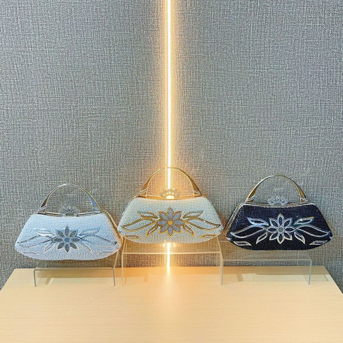 New New pearl bag, flower diamond-encrusted hand bag, high-end banquet handbag, one-shoulder messenger dinner bag.