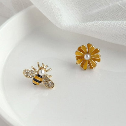 New Korean Daisy Flower Bee Stud Earrings For Women Sunflower Butterfly Zircon Asymmetrical Earring Girl Party Jewelry Gift